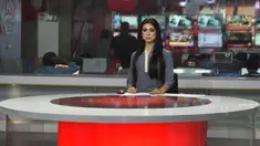 Pembawa berita transgender pertama di Pakistan,  Marvia Malik (21) membacakan berita untuk saluran televisi Kohenoor di Lahore, Selasa (27/3). Malik tampil perdana di televisi pada 23 Maret lalu dan langsung menjadi viral di media sosial. (ARIF ALI/AFP)