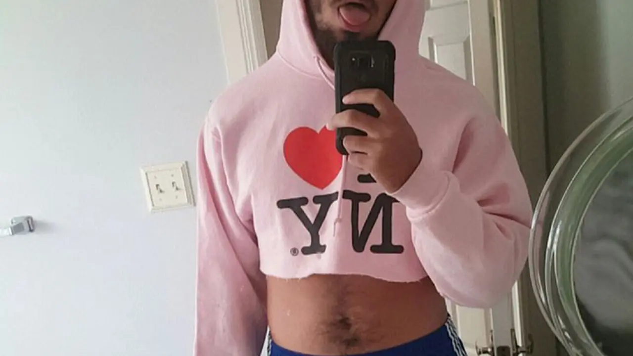 [Bintang] #TakeHerHoodie, Tren Cowok Curi Jaket Ceweknya untuk Selfie