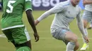 Wayne Rooney mencoba melewati bek Gor Mahia di SportsPesa Super Cup final di Dar-es-Salaam, (13/7/2017). Everton menang 2-0. (AFP/Tony Karumba)