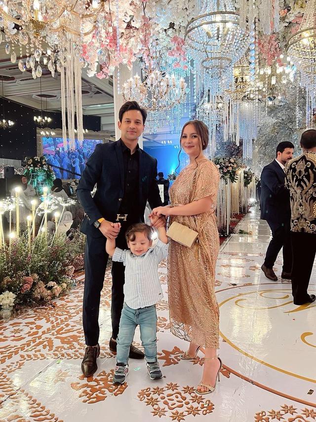 6 Gaya Lucky Perdana dan Lidi Brugman saat Kondangan yang Curi Perhatian