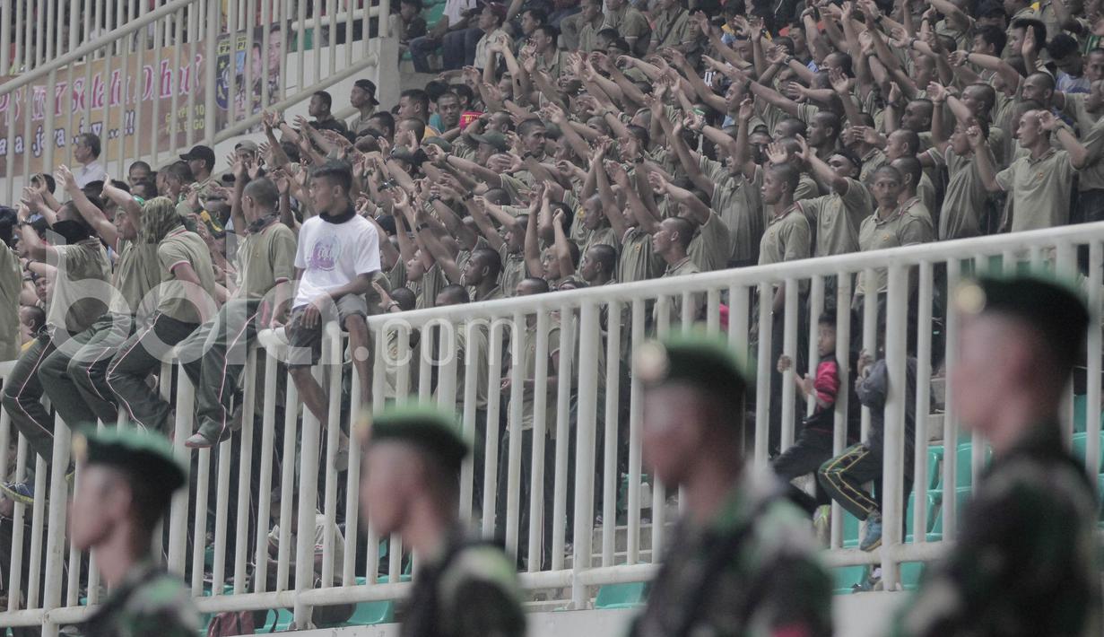 Sejumlah Suporter PS TNI yang mayoritas Tentara menyaksikan langsung laga PS TNI kontra PSM Makassar pada laga Liga 1 Indonesia di Stadion Pakansari, Bogor (15/05/2017). PS TNI menang 2-1. (Bola.com/M Iqbal Ichsan)