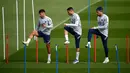 <p>(Dari kiri) Pemain Paris Saint-Germain Juan Bernat, Maroko Achraf Hakimi dan Kylian Mbappe ambil bagian dalam sesi latihan di tempat latihan klub Camp des Loges di Saint-Germain-en-Laye, barat Paris, Kamis (28/4/2022). Juara Ligue 1 yang baru dinobatkan PSG akan dijamu oleh Strasbourg pada pekan ke-35 Ligue 1 2021/22, Sabtu 30 April 2022, di Stade de la Meinau. (FRANCK FIFE / AFP)</p>