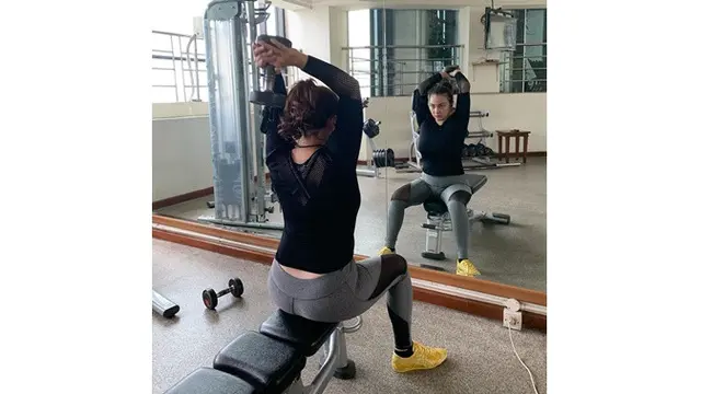 7 Pesona Feby Febiola yang Tetap Awet Muda di Usia 41 Tahun