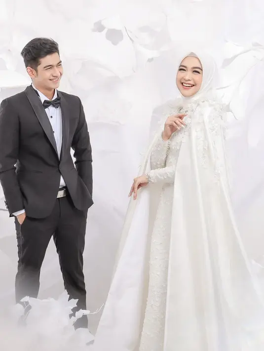 Ini adalah momen prewedding yang sempat diabadikan oleh Ria Ricis dan Teuku Ryan. Di sini, Ria Ricis tampil bak princess dengan gaun pengantin serba putih, dihiasi cape panjang. Foto: Instagram.