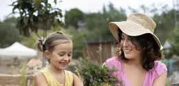 Mengajak anak berkebun adalah langkah awal yang sederhana namun sangat bermakna. (Foto/dok: Freepik)