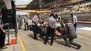 Rio Haryanto sempat berada di posisi ke-14 sebelum pit stop dalam latihan bebas kedua F1 GP China di Sirkuit Internasional Shanghai, China, Jumat (15/4/2016). (Bola.com/Twitter/Manorracing)