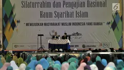 Suasana acara Silaturahim dan Pengajian Kaum Syarikat Islam di Masjid Istiqlal, Jakarta, Minggu (21/10). Acara yang dihadiri oleh ribuan anggota dari berbagai daerah ini dalam rangka Tasyakur Milad ke-113 Syarikat Islam. (Merdeka.com/Iqbal S Nugroho)
