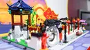 Taman tradisional China yang disusun dari balok Lego terlihat di stan raksasa mainan Denmark LEGO Group terlihat dalam ajang Pameran Impor Internasional China (China International Import Expo/CIIE) ketiga di Shanghai, China, 9 November 2020.  (Xinhua/Chen Yehua)