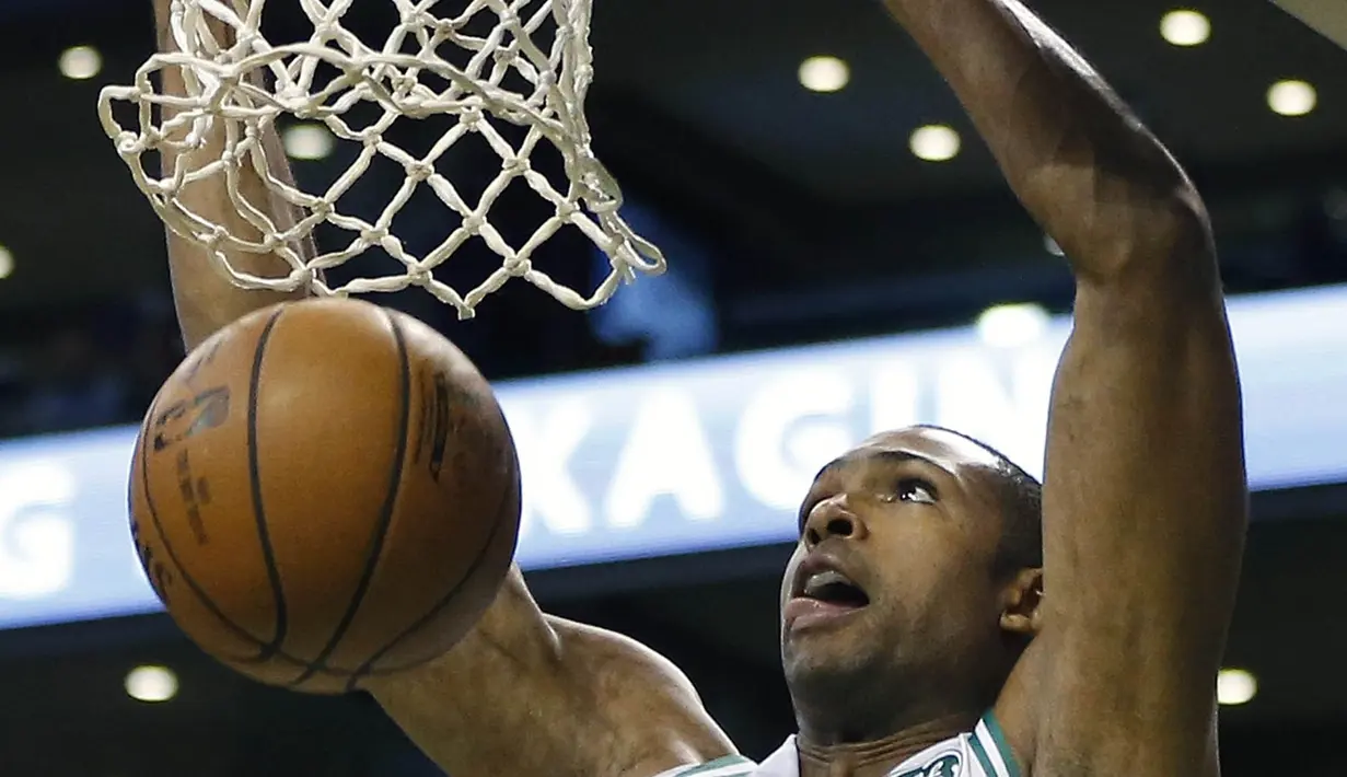 Pebasket Boston Celtics, Al Horford, melakukan dunk saat melawan San Antonio Spurs pada laga NBA di TD Garden, Boston, Senin (30/10/2017). Celtics menang 108-94 atas Spurs. (AP/Michael Dwyer)