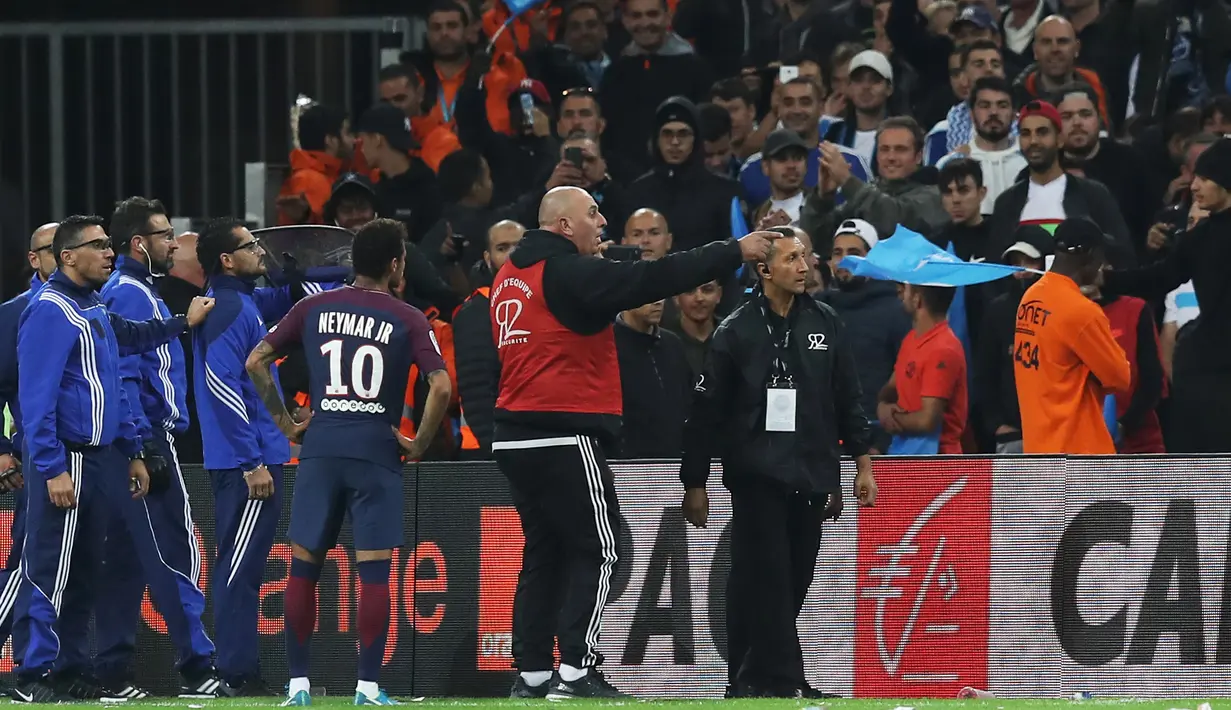 Pemain PSG, Neymar (tengah) menatap suporter Marseille, sebelum melakukan tendangan pojok  pada lanjutan Ligue 1 di  Velodrome Stadium, Marseille, (22/10/2017). PSG bermain imbang 2-2 melawan Marseille. (AFP/Valery Hache)