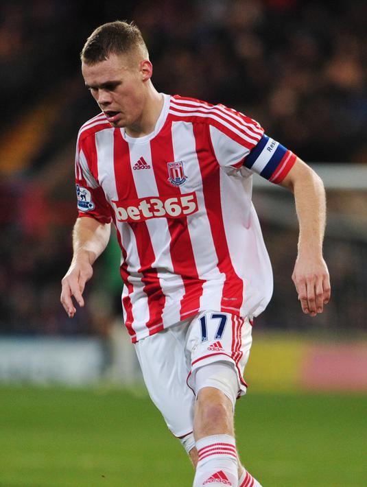 6. Ryan Shawcross - Penampilan buruk Stoke City selama satu musim ini akan mendapatkan imbasnya. Bek andalan mereka Shawcross yang menekan kontrak hingga 2021 juga akan segera hengkang ke klub yang lebih baik. (AFP/Carl Court)