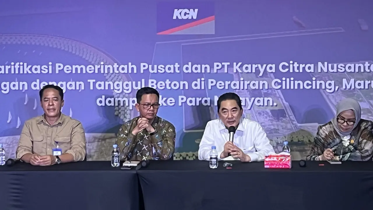 Direktur Utama (Dirut) PT Kawasan Citra Nusantara (KCN) Widodo Setiadi saat konferensi pers di kawasan PT KCN, Marunda, Cilincing, Jakarta Utara, Jumat (12/9/2025).