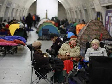 Orang-orang berlindung di stasiun metro saat serangan udara Rusia di Kyiv pada Selasa 25 November 2025, di tengah invasi Rusia ke Ukraina. Warga kembali turun ke stasiun kereta bawah tanah atau metro untuk berlindung ketika serangan rudal dan drone Rusia mengguncang ibu kota Ukraina, Kyiv. (Yan Dobronosov/AFP)