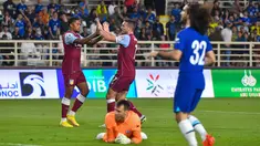 Gelandang Aston Villa, John McGinn (tengah) merayakan dengan rekan setimnya setelah mencetak gol ke gawang Chelsea selama pertandingan uji coba di Stadion al-Nahyan di Abu Dhabi (11/12/2022). Aston Villa menang tipis atas Chelsea dengan skor 1-0. (AFP/Ryan Lim)