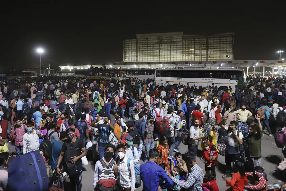 FOTO: Kasus COVID-19 Meledak, New Delhi Berlakukan Lockdown