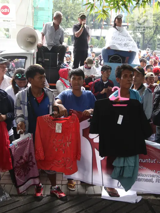 Pedagang kaki lima (PKL) Tanah Abang membawa dagangan mereka dalam unjuk rasa di depan kantor Ombudsman, Jakarta, Selasa (3/4). Para PKL tersebut mengatasnamakan Forum Pedagang Kreatif Lapangan Jatibaru. (Liputan6.com/Arya Manggala)