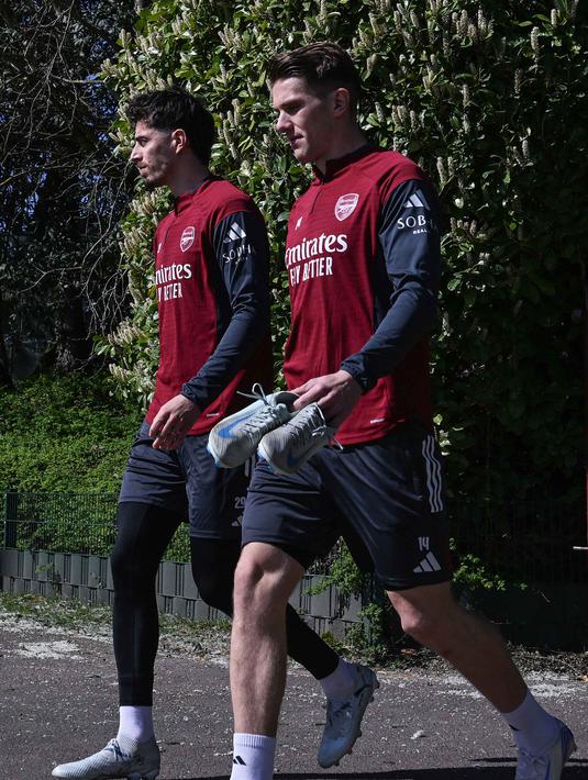 Di fase liga, The Gunners mencatat rekor luar biasa, dengan menyapu bersih 8 kemenangan dari 8 laga. Tampak dalam foto, gelandang Arsenal asal Jerman, Kai Havertz (kiri) dan Viktor Gyokeres saat tiba untuk mengikuti sesi latihan tim di pusat pelatihan Arsenal di London Colney, utara London, pada Senin 6 April 2026. (Glyn KIRK/AFP)