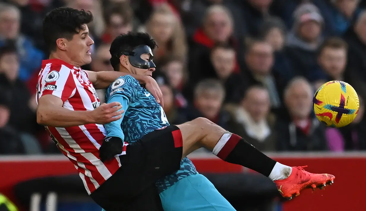 Gelandang Brentford, Christian Norgaard (kiri) berebut bola dengan striker Tottenham Hotspur, Son Heung-min pada laga Liga Inggris 2022/2023 di Gtech Community Stadium, London (26/12/2022). Christian Norgaard didatangkan Brentford dari Fiorentina pada awal musim 2019/2020 dengan nilai transfer 3,5 juta euro saat The Bees masih berkompetisi di Championship. Musim 2022/2023 ini ia telah tampil dalam 14 laga di Liga Inggris dengan torehan 1 gol dan 3 assist. (AFP/Ben Stansall)