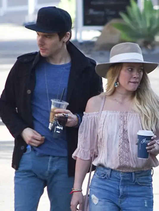 Hilary Duff nampaknya sudah mulai menjalin hubungan dengan produser musik, Matthew Koma, setelah perpisahannya dengan pelatih pribadinya, Jason Walsh tahun lalu. (doc.dailymail.com)