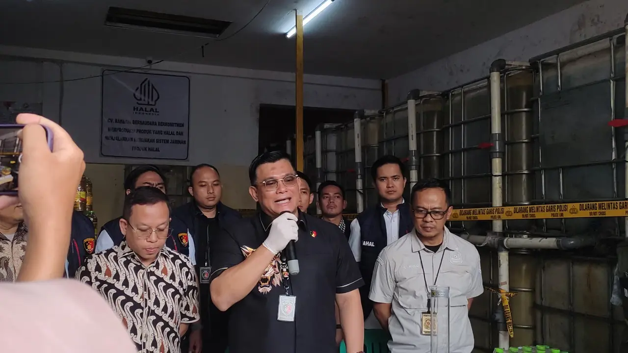 Ditreskrimsus Polda Metro Jaya menyegel sebuah gudang distributor minyak goreng ilegal di Cipondoh, Tangerang.