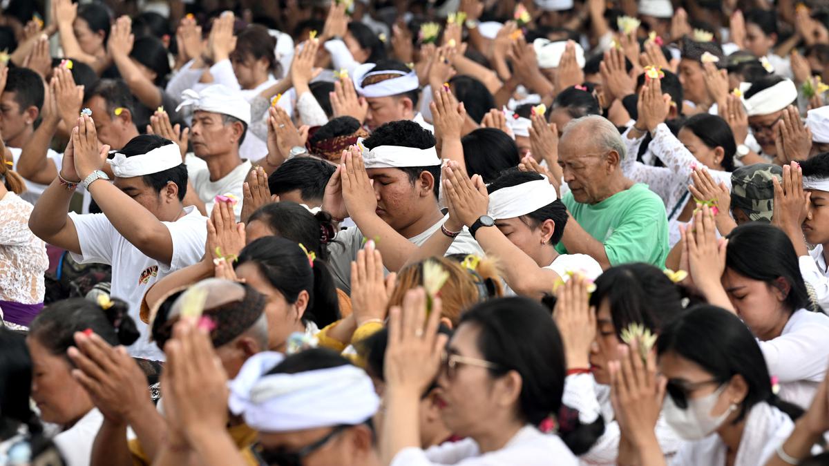 Banyu Pinaruh, Tradisi Hindu Bali untuk Membersihkan Tubuh dan Jiwa