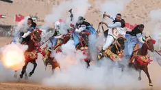 Aksi penunggang kuda saat upacara pembukaan Festival Tan-Tan Moussem Berber ke-14 di Kota Tan-Tan, Maroko, Jumat (6/7). Seluruh suku nomaden di Markoko akan berkumpul di Gurun Sahara. (KARIM SAHIB/AFP)
