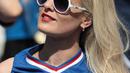 Fans cantik Islandia tampil modis saat menonton timnya melawan Austria pada grup F Euro Cup 2016 di Stadion Stade de France, Saint-Denis, Kamis (23/6/2016) dini hari WIB. (AFP/Kenzo Tribouillard)