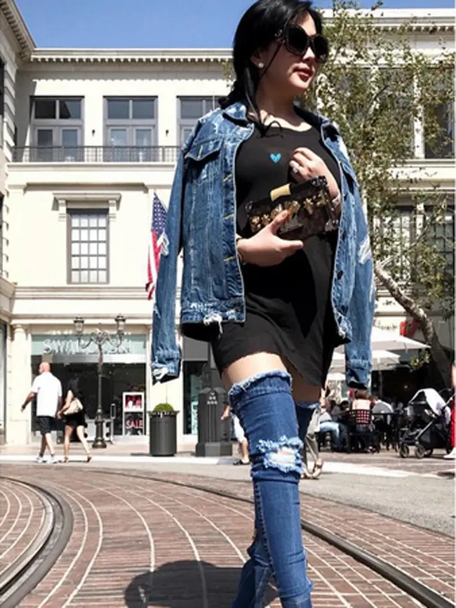 Setelah dua kali memenuhi panggilan penyidik terkait First Travel akhirnya Syahrini mengungkapkan harga setiap postingan endorse pada akun Instagram. Per posting untuk prodak bisa mencapai Rp. 100 juta. (Instagram/princessyahrini)