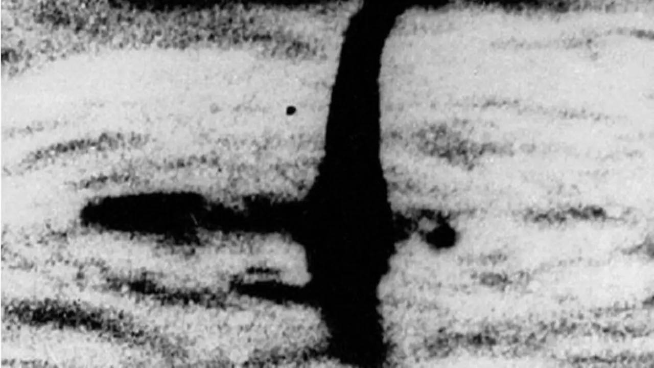 Penampakan monster Loch Ness yang kerap diceritakan dalam mitos orang-orang Skotlandia. (Foto: gwcaia.com)