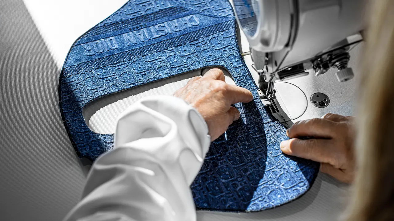 Keanggunan Saddle Bag Hadir dalam Balutan Denim yang Trendi