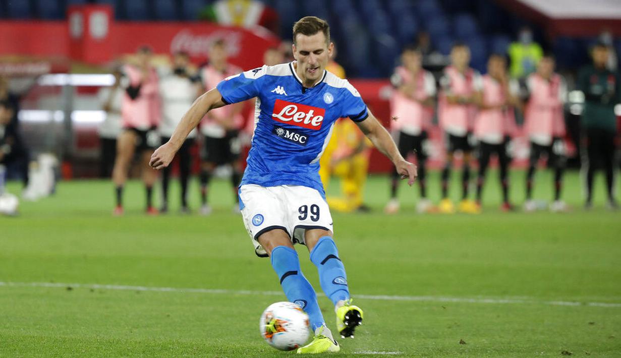 Pemain Napoli, Arkadiusz Milik, melepaskan tendangan penalti saat melawan Juventus pada laga final Coppa Italia di Stadion Olympic, Roma, Rabu (17/6/2020). Napoli menjadi juara setelah berhasil menang lewat adu penalti atas Juventus dengan skor 4-2.(AP/Andrew Medichini)