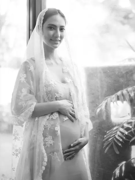 Umumkan Kehamilan, Ini 6 Potret Maternity Shoot Nadia Saphira