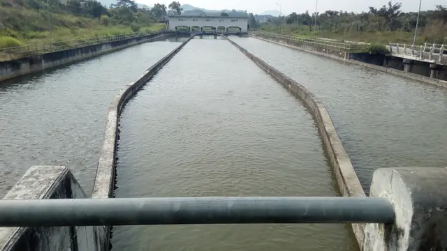Hamparan air di dekat saluran pintu air area Bendungan Cimanuk Garut, Jawa Barat, sangat cocok untuk kegiatan mancing saat ngabuburit tiba