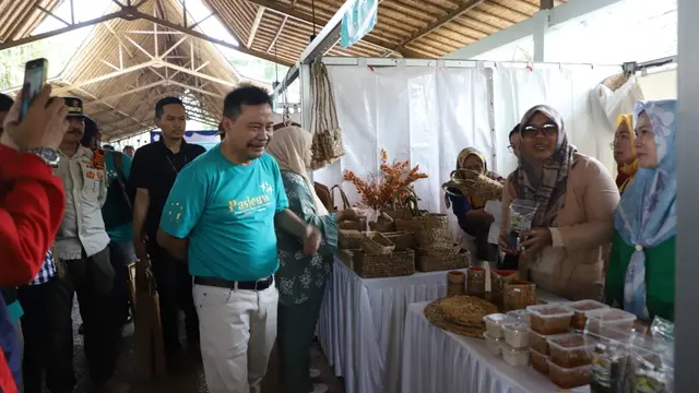 Pj. Bupati Garut Barnas Adjidin mengunjungi beberapa stand hasil tanaman hutan dalam pembukaan pasar pasisian leuweung (pasar samping hutan) di Situ Bagendit, Garut. (Liputan6.com/Jayadi Supriadin)