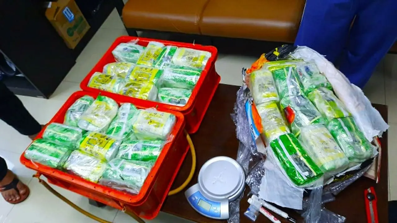 Barang bukti narkoba dari sindikat Malaysia yang disita petugas gabungan BNN dan Bea Cukai di Riau.
