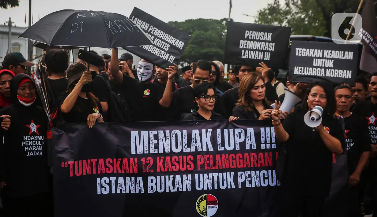 Para aktivis juga menilai demokrasi di Indonesia sedang mengalami kemunduran akibat praktik Korupsi, Kolusi, dan Nepotisme. (Liputan6.com/Angga Yuniar)
