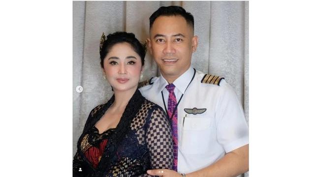 Sempat Dikira Putus, Ini 6 Potret Dewi Perssik dan Rully yang Makin Mesra