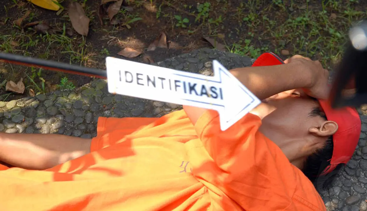 Setelah terbangun pada malam kejadian, IV melangkah ke arah rumah Pipik sambil membakar sebatang rokok hingga kembali tidur. (Liputan6.com/Miftahul Hayat)