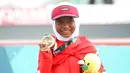 Skateboarder Indonesia Bunga Nyimas menunjukkan medali perunggu yang diraihnya pada kelas jalanan putri Asian Games 2018 di arena roller sport Jakabaring, Palembang, Sumatera Selatan, Rabu (29/8). (ANTARA FOTO/INASGOC/Rahmad Suryadi/thv/18)