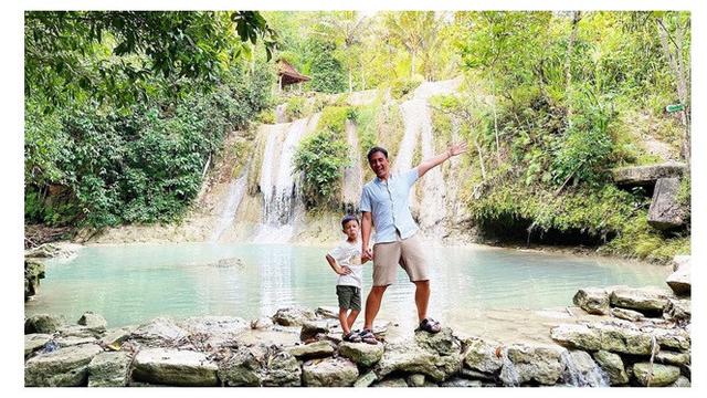 7 Potret Daniel Mananta dan Keluarga Lakukan Road Trip, Seru Banget