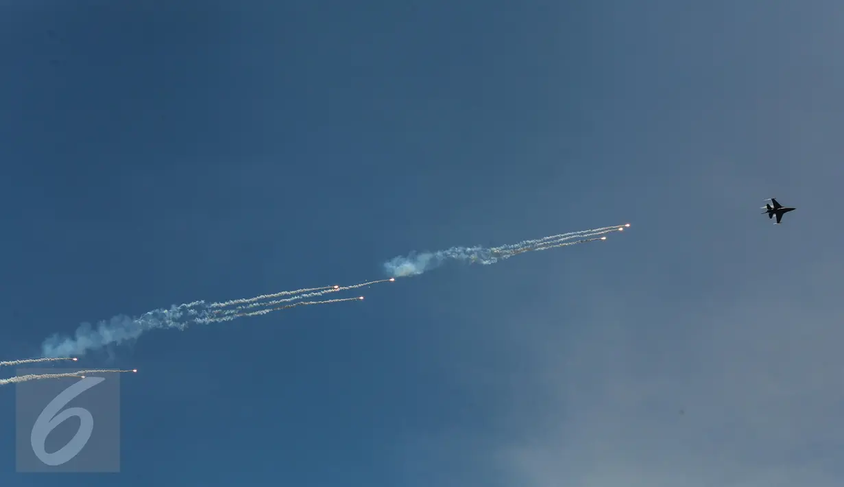 Aksi simulasi pesawat tempur yang dikejar serangan pesawat musuh dalam perayaan HUT TNI Angkatan Udara (TNI AU) ke-71 di Landasan Udara (Lanud) Bandara Halim Perdanakusuma, Jakarta, Minggu (9/4). (Liputan6.com/Faizal Fanani)