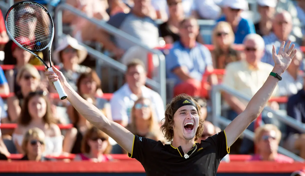 Petenis Jerman, Alexander Zverev merayakan kemenangannya atas petenis Swiss, Roger Federer pada final Piala Rogers 2017 di Montreal, Minggu (13/8). Zverev menang 6-3, 6-4 atas idolanya sejak kecil tersebut. (Paul Chiasson/The Canadian Press via AP)
