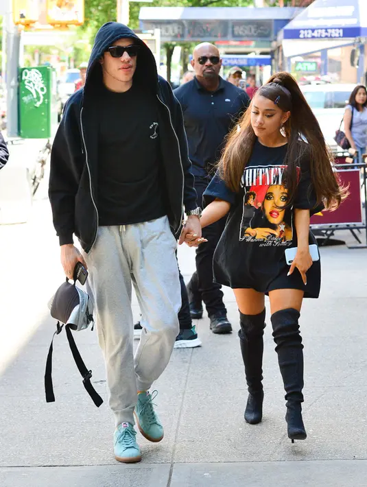 "Aku harus mempertahankan Grande karena kakekku. Ia sangat bangga dengan nama kami, aku akan mempertahankannya," ujar Ariana. (SplashNews-HollywoodLife)