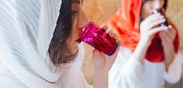 Hidrasi Kulit/copyright Freepik.com https://www.freepik.com/free-photo/muslim-women-drinking-tea_2063241.htm#fromView=search&page=1&position=24&uuid=bcdf7623-07f0-430a-aadb-876dda05fdee&query=ramadan+skincare