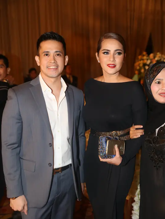 Pasangan Olla Ramlan dan suaminya, Muhammad Aufar Hutapea tampak serasi saat hadir di pesta pernikahan Nabila dan Reshwara. Olla tampil anggun dengan gaun hitam panjang serta didampingi suaminya yang juga tampan. (Fathan Rangkuti/Bintang.com)
