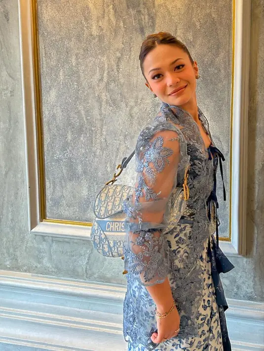 Ia memilih nuansa biru muda yang lembut dan super cantik ketika dikenakan olehnya. [Foto: Instagram/amelcarla]