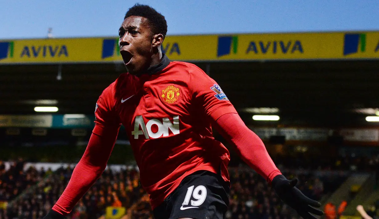 Danny Welbeck. Striker asli Inggris ini mencetak gol debutnya di Liga Inggris dalam usia 17 tahun 355 hari saat Manchester United menang 5-0 atas Stoke City pada November 2008. Ia mencetak gol melalui sepakan kaki kanan di luar kotak penalti. (AFP/Ben Stansall)