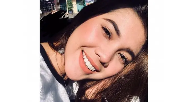 Biasa Tampil Natural, Ini 6 Potret Raya Kitty 'Anak Langit' dengan Makeup Tebal