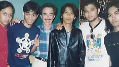 Produser musik Jan Djuhana mengucapkan selamat anniversary ke-28 untuk band Sheila On 7 melalui Instagram pribadinya. Jan membagikan beberapa potretnya saat bersama para personel. Di antaranya, ada foto lawas hingga masa kini. Potret lawasnya saat masih muda bersama SO7 pun menjadi kenangan yang paling mengesankan. (Liputan6.com/IG/@jan.djuhana)
