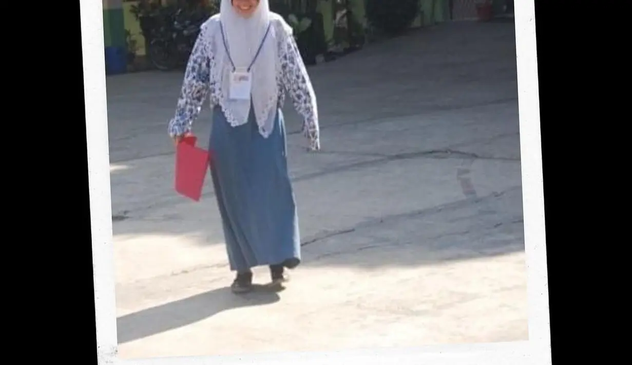 Beberapa potret Rana Cynthia mengenakan hijab sukses bikin pangling Ipeh lawas hingga dewasa. Tak heran wanita 27 tahun yang punya paras bak blasteran Tionghoa ini terlihat cantik menawan. (Liputan6.com/IG/@rncynth).